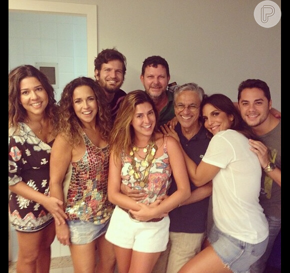 Ivete Sangalo se reúne com os famosos Daniela Mercury e a mulher Malu Verçosa, Caetano Veloso, Fernanda Paes Leme e Saulo, ex-banda Eva, em festa em Salvador, Bahia
