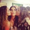 Ivete Sangalo posta foto em que ganha beijo de Daniela Mercury e Malu Verçosa? 'Beijo bom', escreveu a cantora