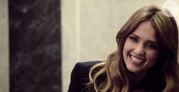 Jessica Alba aparece em campanha brasileira bem humorada cantando o hit 'Para nossa alegria'
