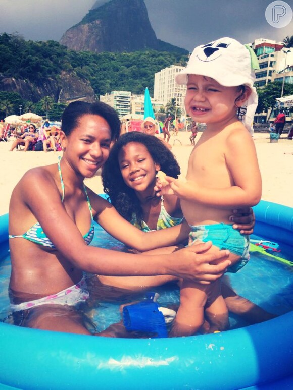 Luana Piovani levou amiguinhas para curtir a praia com Dom, neste domingo, 19 de janeiro de 2014. 'E assim começamos a semana, banhados em amor.  Juju,Luaninha e Dom. Que delícia essa criançada em casa', legendou a atriz uma foto postada no Facebool