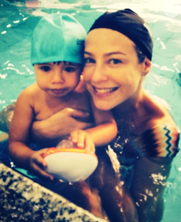 Fã de praia, Luana Piovani resolveu colocar o filho para fazer aulas de natação