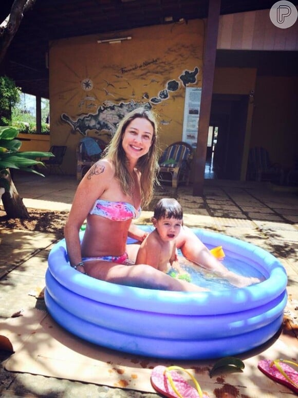 Luana também gosta de se refrescar na piscina com o filho, que completa dois anos em março