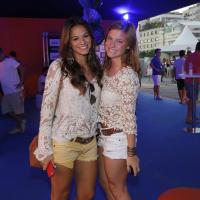 Bruna Marquezine e Alice Wegmann, de 'Em Família', se divertem em show no Rio