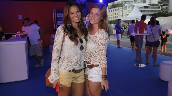 Bruna Marquezine e Alice Wegmann, de 'Em Família', se divertem em show no Rio