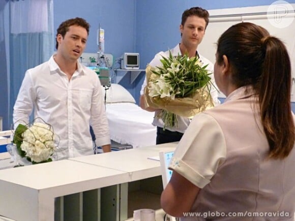Daniel (Rodrigo Andrade) e Vanderlei (Marcelo Argenta) disputam o coração de Perséfone (Fabiana Karla), em cena de 'Amor à Vida'