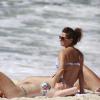 Giovanna Antonelli curtiu a terça-feira, 21 de janeiro de 2014 de sol na praia da Barra da Tijuca, na Zona Oeste do Rio, acompanhada por sua mãe, Suely