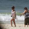 Giovanna Antonelli curtiu a terça-feira de sol na praia da Barra da Tijuca, Zona Oeste do Rio, acompanhada por sua mãe, Suely