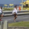 Giovanna Antonelli curtiu a terça-feira de sol na praia da Barra da Tijuca, Zona Oeste do Rio, acompanhada por sua mãe, Suely