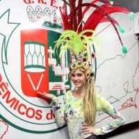 Bárbara Evans visita barracão da Grande Rio e prova fantasia para o Carnaval
