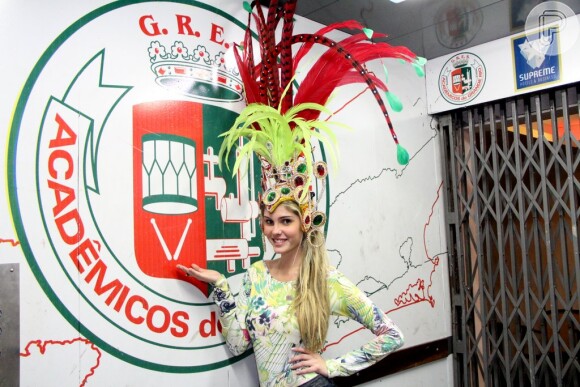 Bárbara Evans visita barracão da Acadêmicos do Grande Rio, na Cidade do Samba, Zona Portuária do Rio, nesta terça-feira, 21 de janeiro de 2014