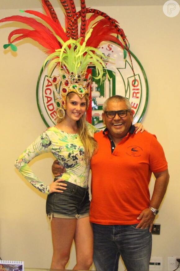 Bárbara Evans posa com o presidente da Grande Rio, Jayder Soares