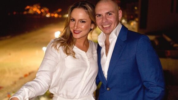Claudia Leitte confirma canção com Pitbull e Jennifer Lopez para Copa do Mundo