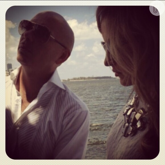 Claudia Leitte publicou uma foto ao lado do Pitbull em seu Instagram