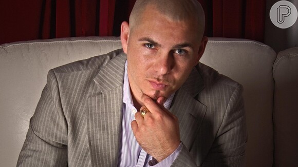 Pitbull anunciou a parceria no Twitter: 'Uma canção une o mundo'