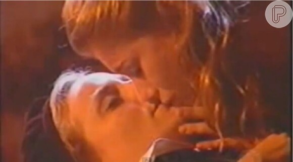 Em 'Mulheres Apaixonadas', as personagens Clara (Paula Picarelli) e Rafaela (Alinne Moraes) até deram um beijo, mas foi um rápido selinho