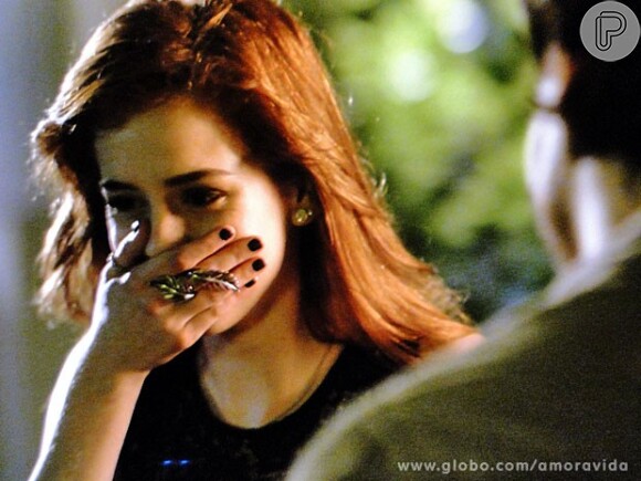 Natasha (Sophia Abrahão) zomba de Thales (Ricardo Tozzi) por não creditar em seu amor, em cena de 'Amor à Vida'