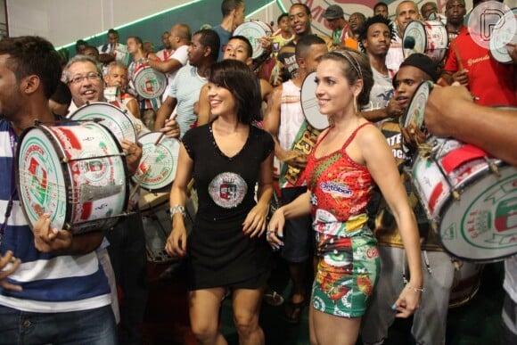 Monique Alfradique e Geovanna Tominaga se divertem no ensaio da Grande Rio, em Duque de Caxias, no Rio, em 23 de janeiro de 2014