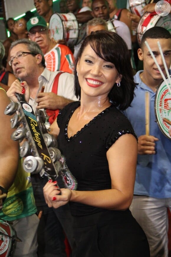 Geovanna Tominaga mostra habilidade no chocalho junto à bateria, em Duque de Caxias, no Rio, em 23 de janeiro de 2014
