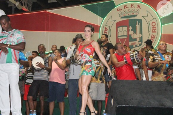 Monique Alfradique mostra samba no pé no ensaio da Grande Rio, em Duque de Caxias, no Rio, em 23 de janeiro de 2014