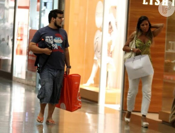 André Marques foi flagrado visivelmente mais magro durante passeio em shopping carioca
