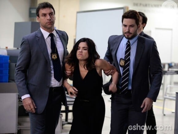 Aline (Vanessa Giácomo) é presa pelos agentes da Polícia Federal, em 'Amor à Vida'