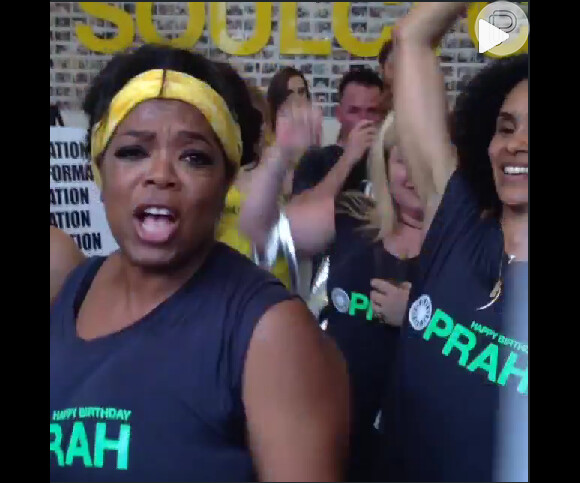 Oprah comemorou seu aniversário de 60 anos com uma aula de spinning. A apresentadora convidou alguns amigos que vestiram uma camisa com a frase "Happy Birthday Oprah" (Feliz aniversário, Oprah) durante o exercício