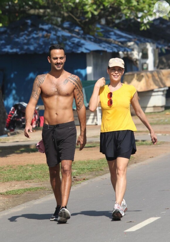 Moradora do Leblon, na Zona Sul do Rio, é comum ver Carolina na praia, seja pegando sol ou se exercitando ao lado do namorado, o médico Marcelo Martins