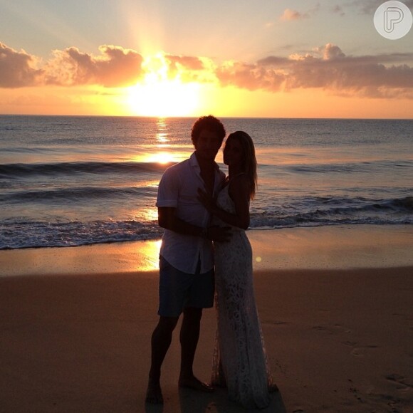 Alexandre Pato e a namorada, Sophia Mattar, posam em pôr do sol em Trancoso, Bahia, onde curtiram o fim de ano