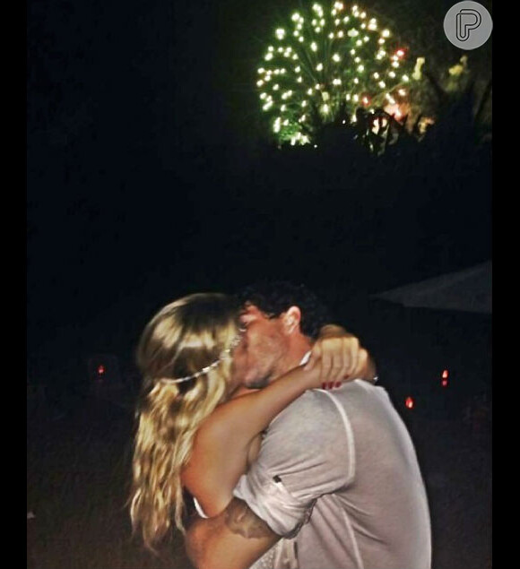 Sophia Mattar e Alexandre Pato aparecem aos beijos em rede social: 'O que eu levo de 2013', escreveu a namorada do jogador em sua conta no Instagram