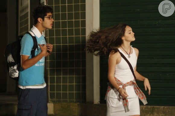 E na primeira vez que Felipe (Miguel Rômulo) se declarou para Bianca (Isabelle Drummond) em 'Caras & Bocas', olha só como ela reagiu: ele pediu um beijo, mas só viu cabelo!