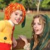 E até Emília muda de cabelo! Em 2003, Isabelle Drummond posa ao lado de Danielle valente com o mesmo colorido, mas com uma peruca mais curta. Pura fofura!