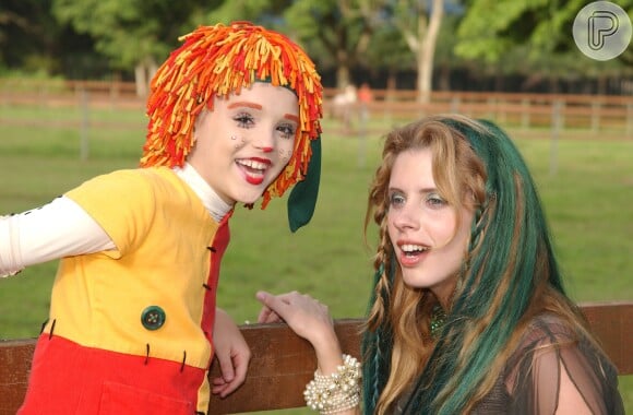 E até Emília muda de cabelo! Em 2003, Isabelle Drummond posa ao lado de Danielle valente com o mesmo colorido, mas com uma peruca mais curta. Pura fofura!