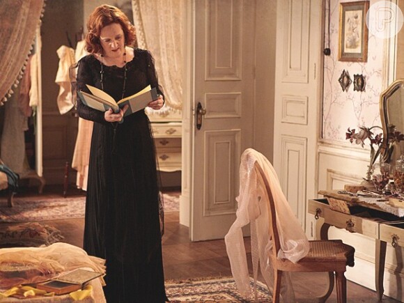 Carlota (Christiana Guinle) descobriu o namoro secredo de Alice (Juliane Araújo) lendo o diário da filha