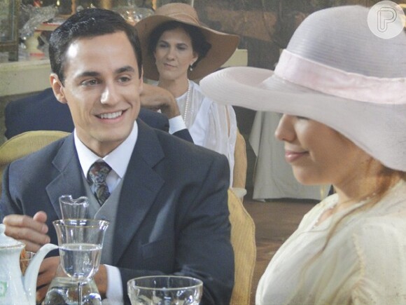 Confiante, Gustavo (Thiago Amaral) elogia Alice (Juliane Araújo) ao ser apresentado à moça, em 'Lado a Lado'