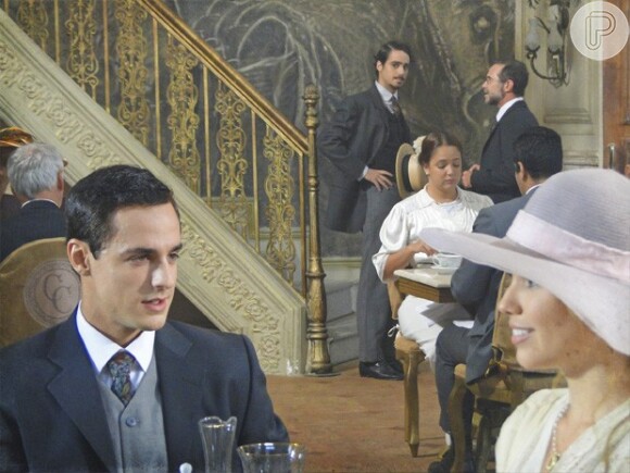 Num encontro armado por Carlota (Christiana Guinle), Alice (Juliane Araújo) conhece Gustavo (Thiago Amaral), que se encanta por sua beleza em 'Lado a Lado', em 10 de janeiro de 2013