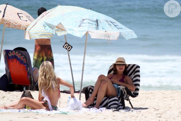 Mãe e filha escolheram biquinis sem estampa para ir à praia de Ipanema na manhã desta quarta-feira, 29 de janeiro de 2014