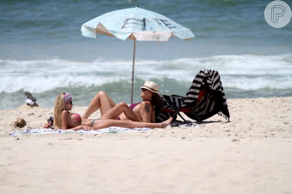Mãe e filha mostraram a boa forma nas areias da praia carioca