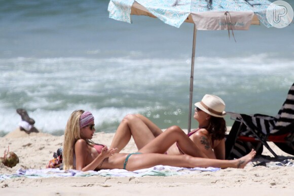 Yasmin e Luiza Brunet aproveitaram a manhã de sol desta quarta-feira, dia 29 de janeiro de 2014, para ir à praia de Ipanema, no Rio de Janeiro