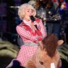 Miley Cyrus se diverte em seu 'Acústico MtV', em 29 de janeiro de 2014