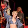 Miley Cyrus se diverte em seu 'Acústico MtV', em 29 de janeiro de 2014