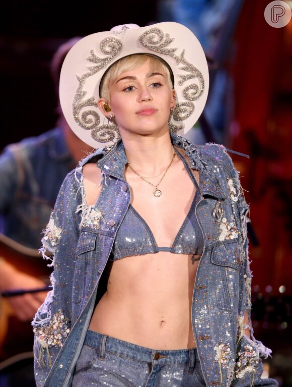Miley Cyrus trocou de figurino duas vezes em seu 'Acústico MtV', em 29 de janeiro de 2014