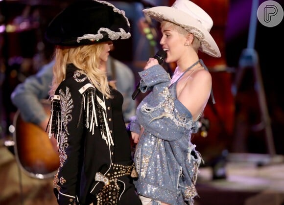 Miley Cyrus sensualiza com Madonna em seu 'Acústico MtV', em 29 de janeiro de 2014