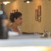 Christiane Torloni janta com amigo em restaurante de Ipanema, na zona sul do Rio de Janeiro, em 9 de janeiro de 2013