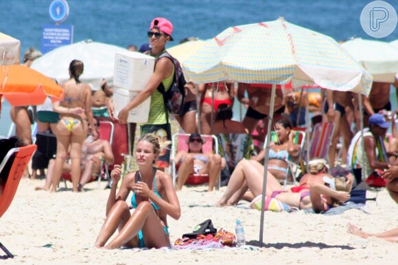 Yasmin Brunet mostrou boa forma na manhã de hoje, dia 1 de fevereiro de 2014, na praia de Ipanema, no Rio de Janeiro