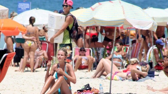 Yasmin Brunet mostra corpo em forma, em dia de praia no Rio de Janeiro