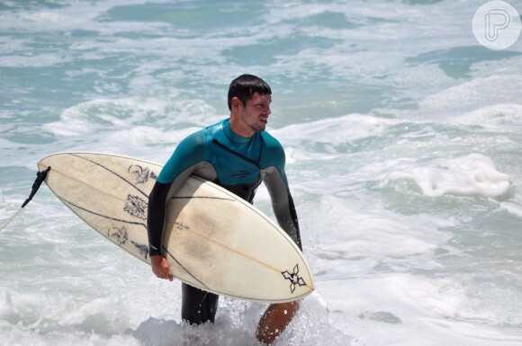 Cauã Reymond, que surfou dia 5 no Rio (foto), embarcou para duas semanas de férias no Havaí e publicou uma despedida no Facebook, na terça-feira, 8 de janeiro de 2013