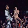 Miley Cyrus criou polêmica ao fazer uma performance sensual no palco com o cantor Robin Thicke durante o EMA