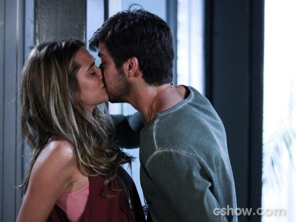 Lili (Juliana Paiva) tenta se esquivar de Marlon (Rodrigo Simas), mas ele rouba um beijo dela, em 'Além do Horizonte'