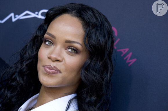 Rihanna prestou homenagem e pediu que seus representantes ligassem para a família de Tiago; jovem de 15 anos foi esfaqueado e morto pelo padrasto