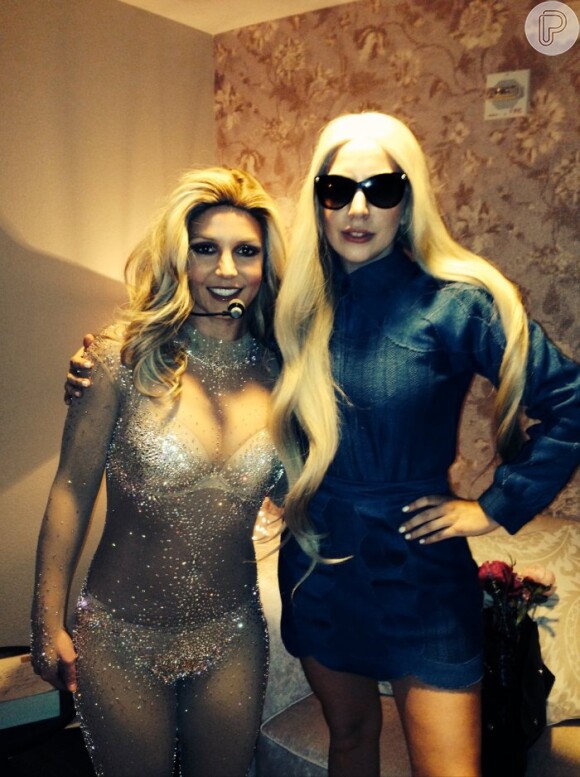 Lady Gaga postou uma foto com Britney Spears elogiando a cantora: 'Ela está tão linda, e o show foi muito divertido', escreveu na legenda